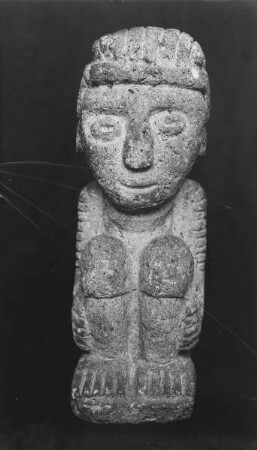 Steinfigur eines Hockenden