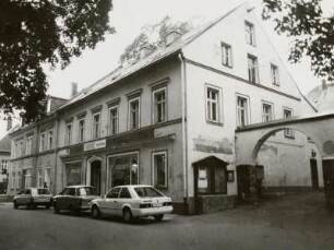 Oberwiesenthal. Am Markt 1/2 : Oberwiesenthal (Kreis Annabewrg). Apotheke und Wohnhaus mit Laden, Am Markt 1/2. SAtraßenansicht mit Torbogen