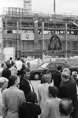 Gewerbegebiet Nord: Bookkoppel: Edding AG: Erweiterungsbau: Richtfest: Hochziehen der Richtkrone: vorne Gäste, hinten Rohbau, auf Gerüst Handwerker, rechts Firmengebäude: 13. August 1999