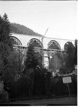 Fertig gestellte Bögen des neuen Viaduktes, Fahrgerüst, Lehrgerüste und Kran