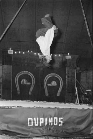 Zirkusdarbietung. Akrobat (vielleicht im Circus Aeros)