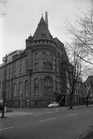 Sudhaus der Brauerei Moninger auf der Nordseite der Kriegsstraße Ecke Moningerstraße