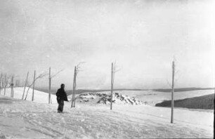 Erzgebirge. Oberwiesenthal. Winterlandschaft mit Spaziergänger am Deutschen Haus