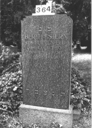 Grabstein 364 (Index: 100081528) Material: Granit Zustand: gut Maße HxBxT: 127x58x20 cm Beschreibung: Stele, Sockel, getreppter Sockel Steinmetz: Löffler: Grabstein 364