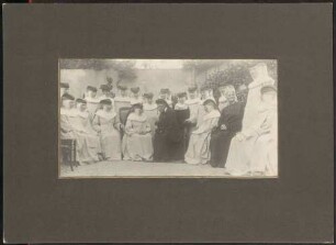 Großherzogin Luise mit Ordensschwestern.