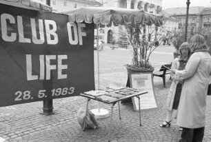 Informationskampagne der Organisation "Club of Life" auf dem Karlsruher Marktplatz