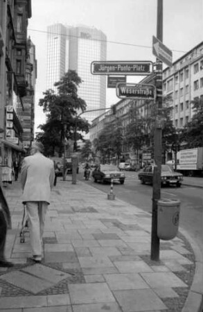 Frankfurt: Kaiserstraße mit Hochhaus