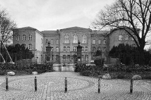 ehem.Schloss / Schlossgarten; Usingen, Schloßplatz 1, Schloßgarten, Marstallweg
