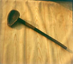 Löffel : Union der Sozialistischen Sowjetrepubliken (UdSSR). Kirgisien (Kirgisistan). Löffel. Holz, geschnitzt (20. Jh.)
