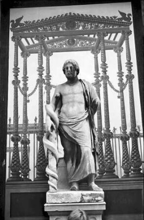 Berlin; Glienicke: Schloss Glienicke; Statue vor Laube