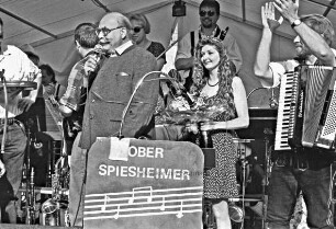 Weinfest: Wahl der Ahrensburger Weinkönigin an der Großen Straße: Königin Melanie Heimann mit den Oberspießheimer Musikanten