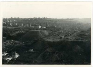 Dresden-Gittersee. Grubenfeld Gittersee. Blick vom Syenitbruch Heidenschanze über heute verkippten Schacht und Haldengelände des Reviers Heidenschanze nach Westsüdwesten, gegen Schacht 8, rechts der Holzplatz