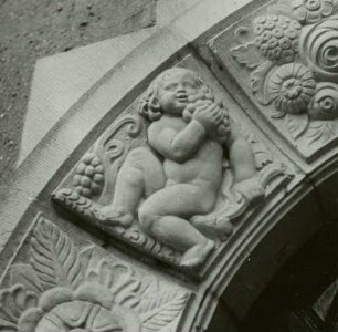 Dresden-Loschwitz, Kügelgenstraße, Nr. 12, Haus Höhne, Portal, Detail: Putto mit Trauben