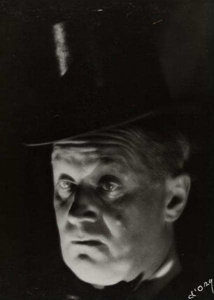 Maurice Chevalier mit Zylinder