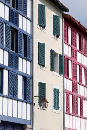 Frankreich. Aquitaine. Pyrenees Atlantique. Bayonne. Typische Hausfassaden