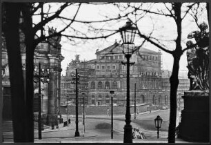 Blick von der Brühlschen Terrasse über den Theaterplatz gegen das Opernhaus