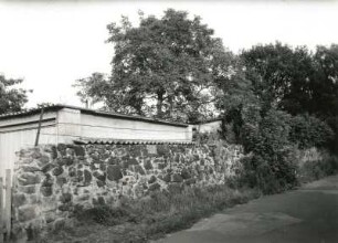 Dresden-Trachau. Gaußstraße (ehemals "Dorffrieden"). Syenitbruchsteinmauer. Straßenansicht