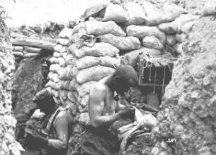 Erster Weltkrieg : Soldaten im Schützengraben
