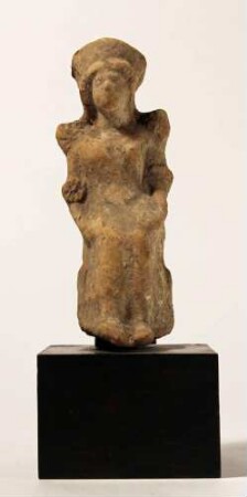 Sitzendes Mädchen, Puppe