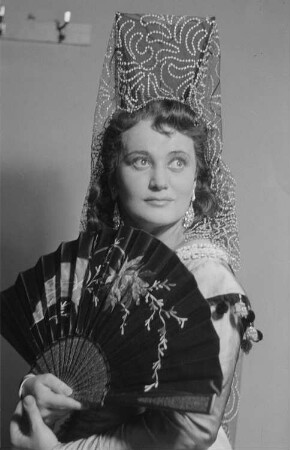 Szenenbilder aus der komischen Oper "Carmen" von Georges Bizet an der Komische Oper Berlin