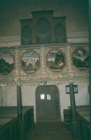 Mellenthin (auf Usedom), Dorfkirche (14. Jh., 15. Jh.). Inneres mit Westempore (18. Jh.) und Orgel von F. W. Kaltschmidt (1879)