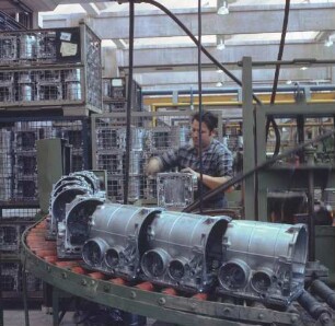 Aluminiumherstellung. Aluminium-Gießerei. Zuführung und Kontrolle von druckgegossenen Gehäusen für automatische Automobilgetriebe vor der Weiterverarbeitung