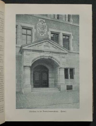 Schulhaus in der Reutersbrunnenstraße. (Portal.)