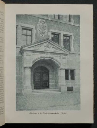 Schulhaus in der Reutersbrunnenstraße. (Portal.)