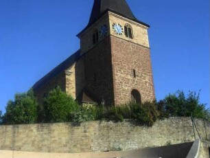 Ansicht von Südosten mit Kirche (Chorturm mit Schlitzscharten) über Kirchhofmauer