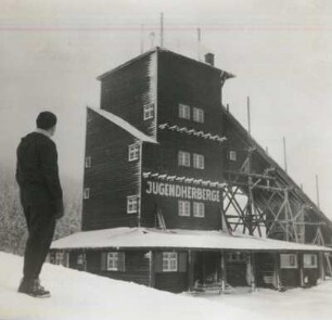 Oberwiesenthal, Große Sprungschanze mit Jugendherberge bei Schnee und Nebel