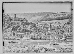 Blick von Kreuzwertheim zum Mainufer mit altem Mainhafen, altem Kranen, Burg und heutige Baden-Württembergische Bank