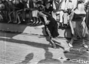 Freizeitbeschäftigung : Frauen spielen vor einer Tribüne auf dem Zwischendeck eines Schiffes
