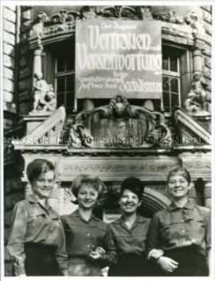 Jungwählerinnen der Pankower Carl von Ossietzky-Oberschule