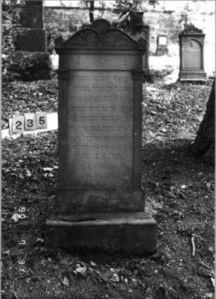 Grabstein 235 (Index: 99790269) Maße HxBxT: 141x66x18 cm: Grabstein 235