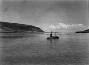 Fischer in einem Boot : Fischer in einem Balsa de Totora (Binsenboot) an der Mündung des Rio Mauri in den Rio Desaguadero.