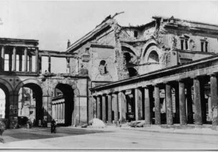 Blick auf das zerstörte Neue Museum, den Übergang zum Alten Museum und die Kolonnaden