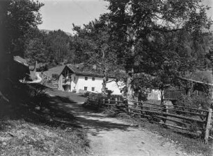 Bauernhof : Gehöfte an einem Bergweg