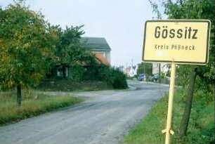 Ortseingangsschild und Straße