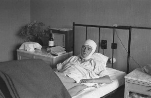Zweiter Weltkrieg. Lazarett (wahrscheinlich in Holland). Verwundeter Angehöriger der deutschen Wehrmacht im Krankenhausbett
