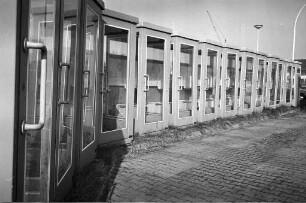 Aufstellung neuer Telefonzellen in den Karlsruher Vororten durch das Fernmeldeamt der Karlsruher Postdirektion.