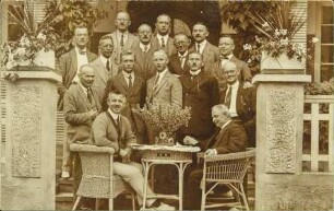 [Fotografie einer Männergruppe]