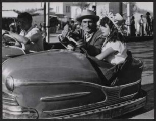 Zwei verlobte Roma im Autoscooter