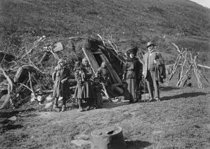 Lappenfamilie vor ihrer Gomme in einem Lager bei Tromsø (Norwegen). Touristen der HAPAG zu Besuch