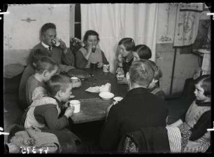 Familie mit Kindern am Kaffeetisch : Familie mit Kindern am Kaffeetisch