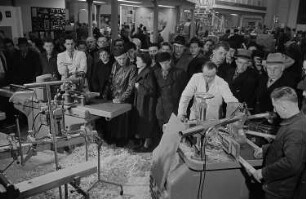 Messebesucher in der Ausstellungshalle für Holzbearbeitungmaschinen