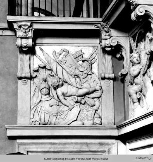 Stuckdekoration mit Putti und Waffenembleme im Salone des Palazzo Orlandini del Beccuto ausgemalt von Pietro Dandini - decorazione di stucco nel salone Palazzo Orlandini del Beccuto affrescato da Pietro Dandini