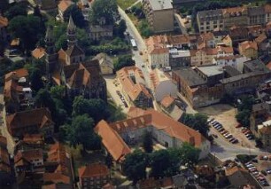 Westlicher Teil der Altstadt mit Stadtpfarrkirche Unserer lieben Frau (Liebfrauenkirche). Luftbild-Schrägaufnahme von Ostsüdost