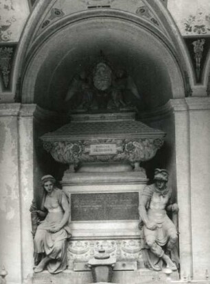 Wandgrabmal der Familie Škarda : Wandgrabmal der Familie Škarda (wohl nach 1912; A. Popp) Sandstein (?). Prag-Vyšehrad, Friedhof Vyšehrad