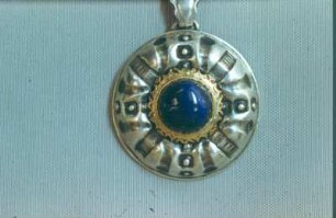 Schmuckanhänger : Schmuckanhänger. Silber, getrieben, blauer Opal (vor 1962; J. Eckert)