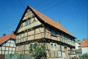 altes Fachwerkhaus mit vorkragendem OG